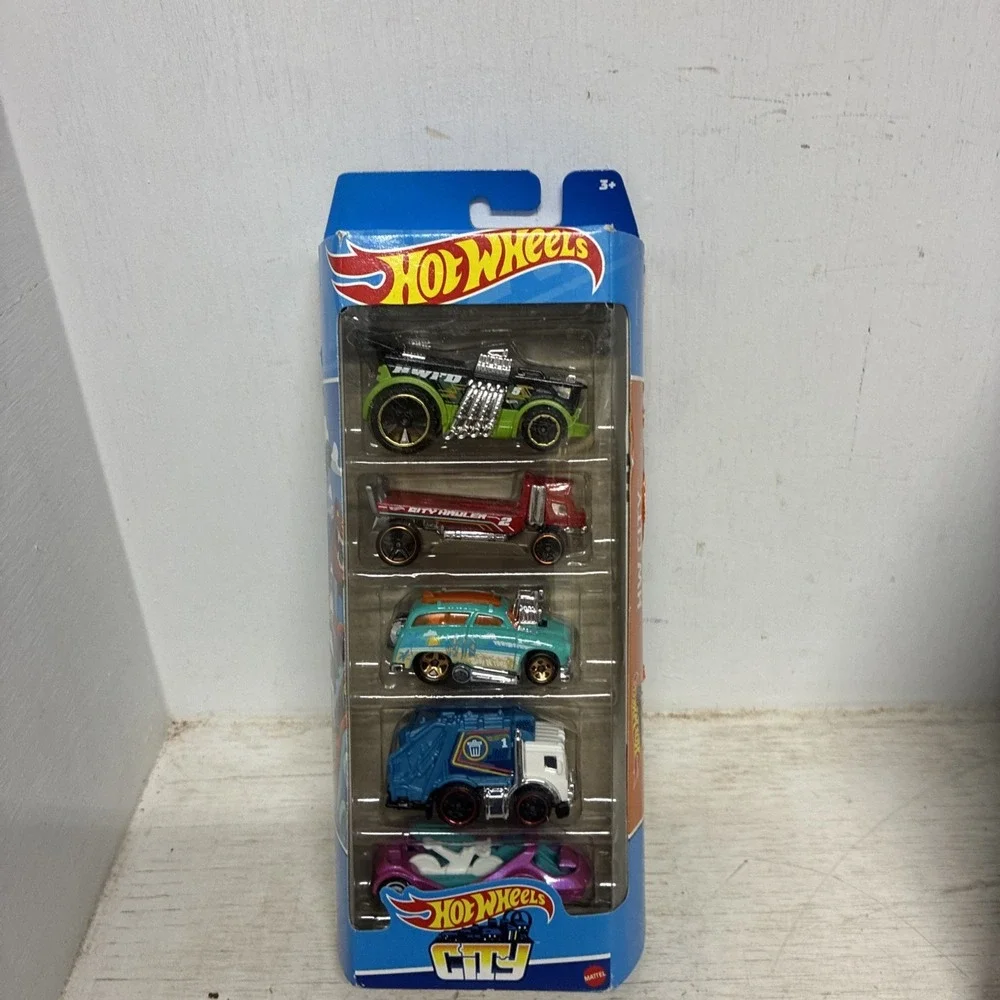 Mattel Hot Wheels City 5 car Truck Set NEW Factory Sealed HFV89 2021